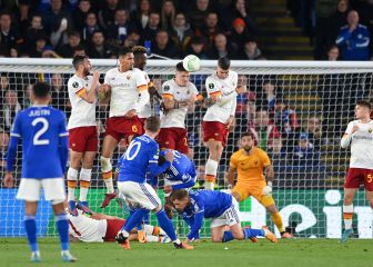 La Roma sobrevive en Leicester