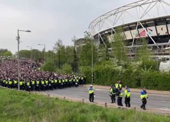 La afición del Eintracht deja otra imagen impactante tras tomar el Camp Nou