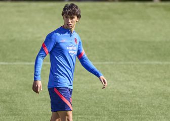 João, sobre el césped