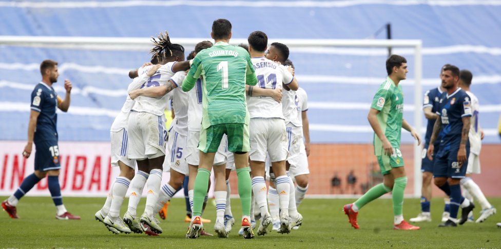Los blancos celebran el título de Liga tras ganar 4-0 al Espanyol. 