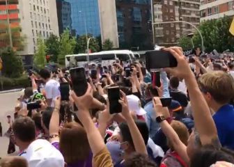 No es un día cualquiera: así ha sido el recibimiento al autobús del Madrid en el Bernabéu