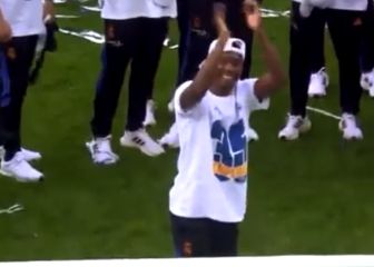 La plantilla, a carcajada limpia y él encantado: la celebración icónica de Alaba