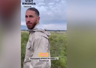 La escena de Ramos entre rinocerontes y fuera del coche en Ruanda