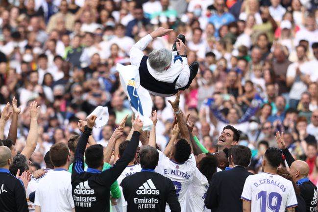Los jugadores del Madrid mantean a Ancelotti tras conseguir la 35ª Liga.
