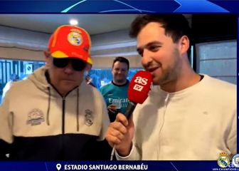 No va a tardar en ser un meme viral: Roncero imita la famosa foto de Ancelotti