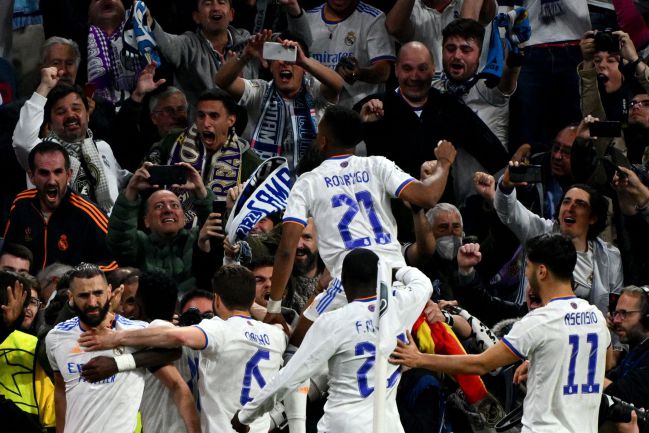 Rodrygo celebró uno de los goles ante un Bernabéu enloquecido.