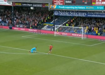 El portero no sabía donde meterse: surrealista el gol que mete al Luton en playoffs de ascenso a la Premier