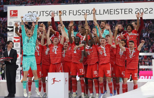 Jugadores del Bayern de Múnich levantan el título de campeones de la Bundesliga por décima vez consecutiva.