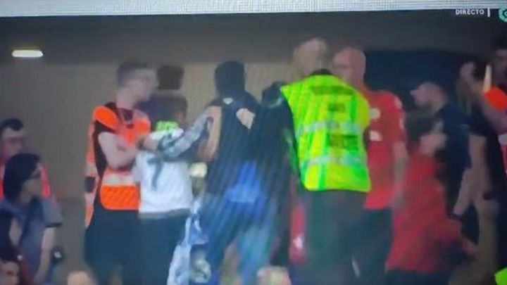 El padre expulsado en el derbi con su hijo provocó una pelea