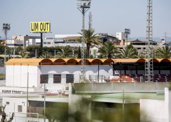 Instalan un cartel publicitario con el lema 'Lim Out' junto a la ciudad deportiva