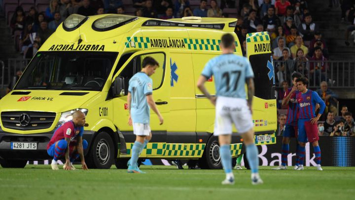 Araújo abandonó el Camp Nou en ambulancia: sufre conmoción