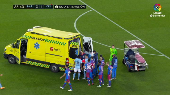 El Camp Nou, helado: el golpe que terminó con Araujo dejando el césped en ambulancia