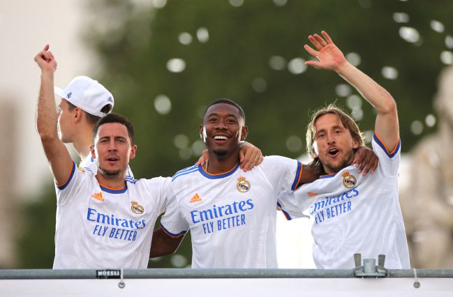 Hazard celebra el título liguero junto a Alaba y Modric.