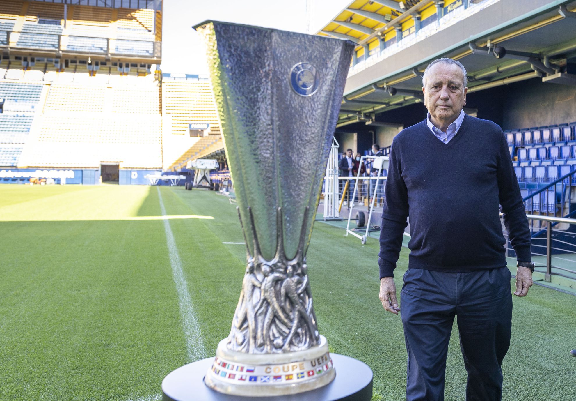 Fernando Roig, presidente del Villarreal, con la copa de la Europa League que conquistó su club en 2021.