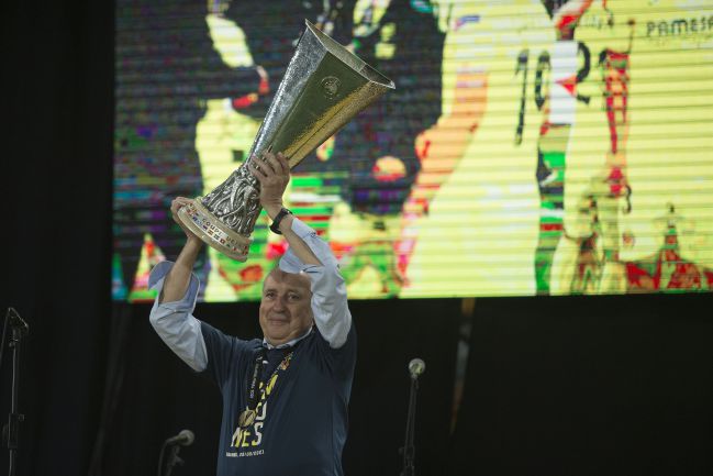 Fernando Roig, con la copa de campeón de la Europa League.
