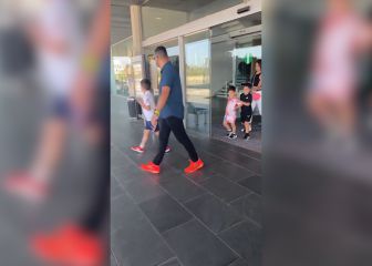 El gesto del hijo de Messi con el escudo del PSG al llegar a Barcelona que los culés aplauden