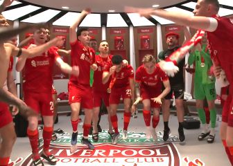 La fiesta en el vestuario del Liverpool tras ganar: no imaginan quién lleva la voz cantante