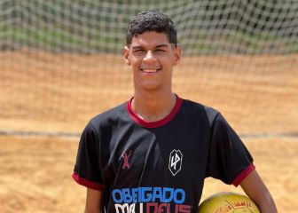 Luva de Pedreiro, estrella global desde un campo de tierra