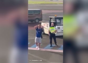 Echan a un fan del Rangers antes de despegar por robar en el carrito de las bebidas