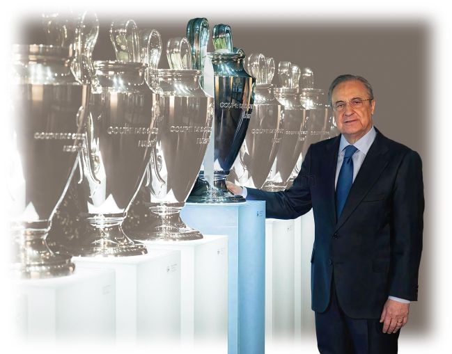 Florentino Pérez, en la sala de trofeos donde el Real Madrid exhibe sus 14 Copas de Europa.