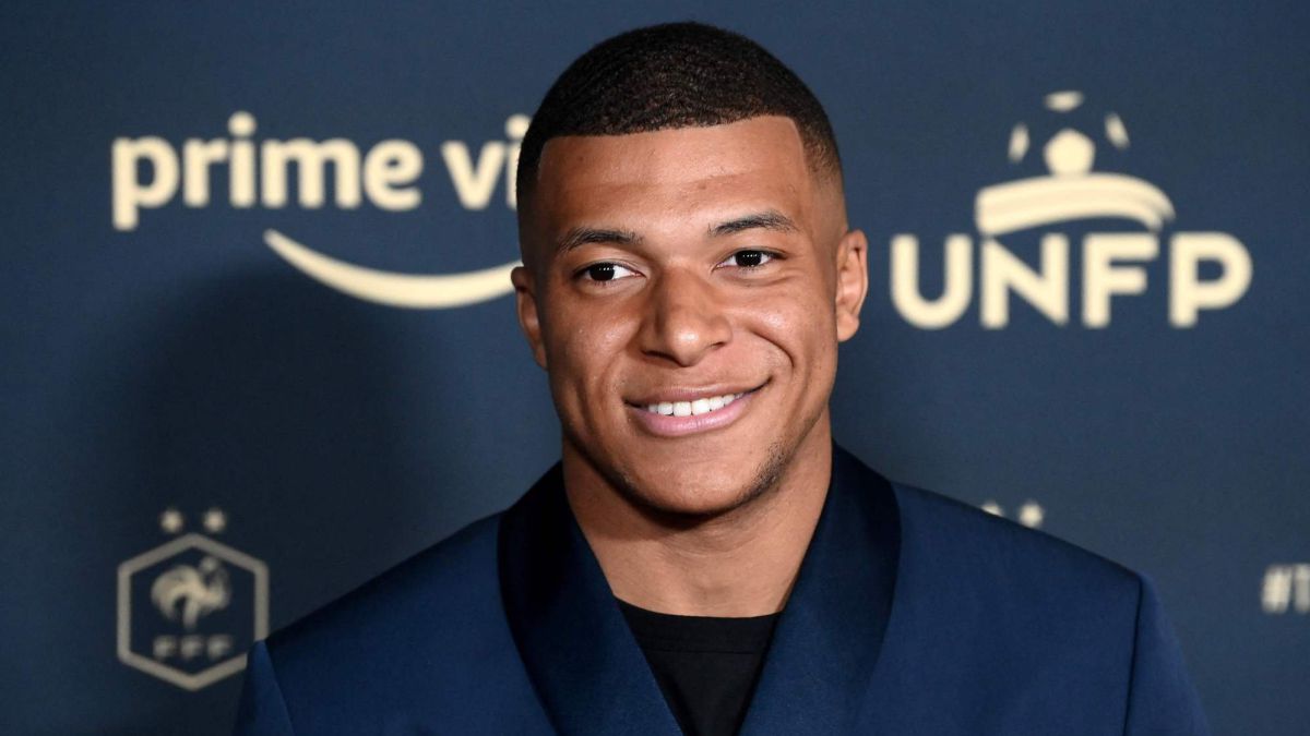 kylian mbappe posando sonriente.