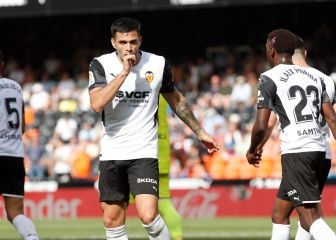 El Valencia gana al Celta, su afición golea a Peter Lim