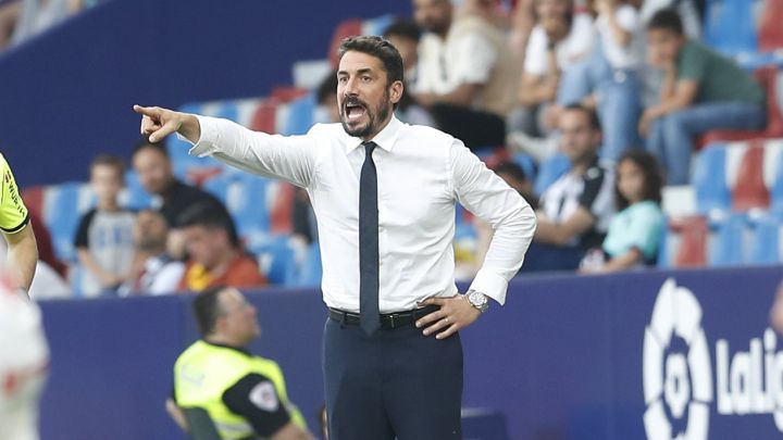 Velázquez deja de ser entrenador del Alavés