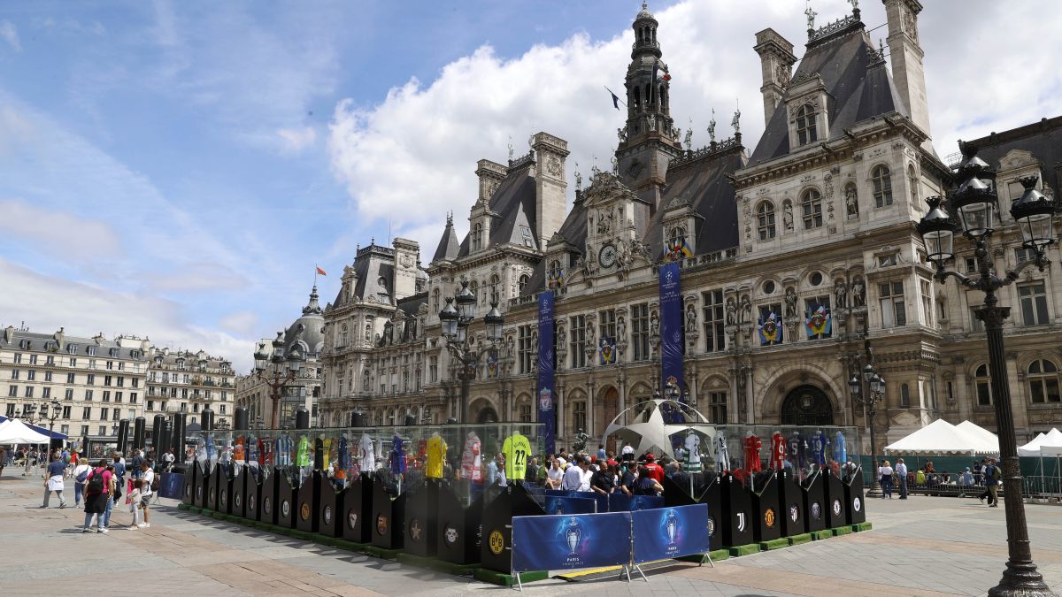 Ya empiezan a llegar los primeros seguidores a las Fan Zones en París