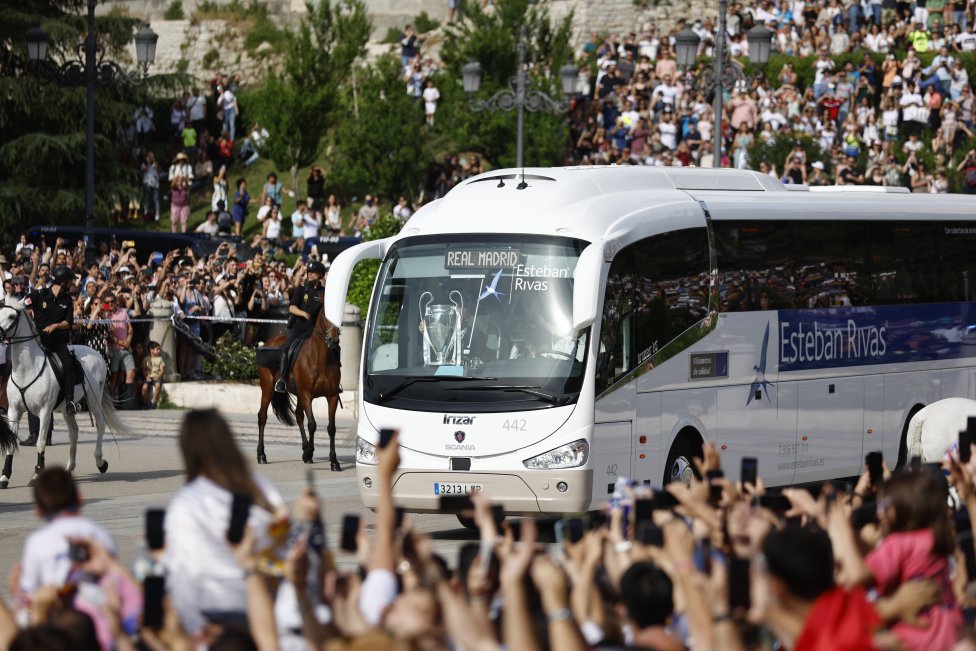 El autobús del Real Madrid en la Catedral de la Almudena.
