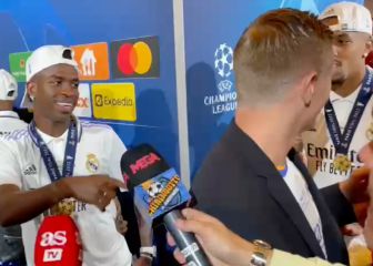 Empieza a hablar Kroos en zona mixta y el 'clan brasileño' irrumpe con baile y el trofeo