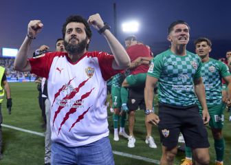 Turki disfruta con su copa de campeón