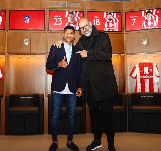 Reinildo, junto a Manuel Tomás, su agente, en el vestuario del Wanda Metropolitano.