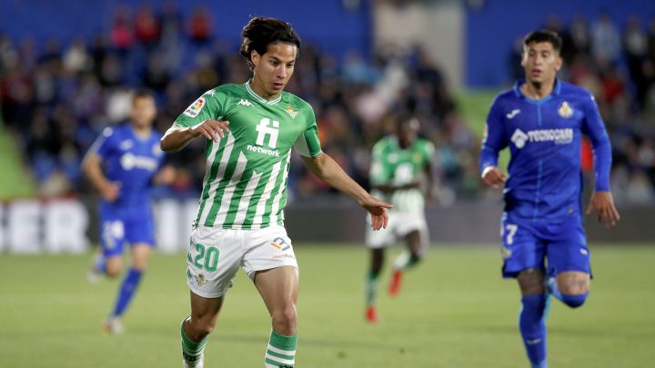 El AEK de Atenas muestra interés en la cesión del extremo mexicano del Betis Diego Lainez, que prefiere no regresar a su país y quedarse en Europa.