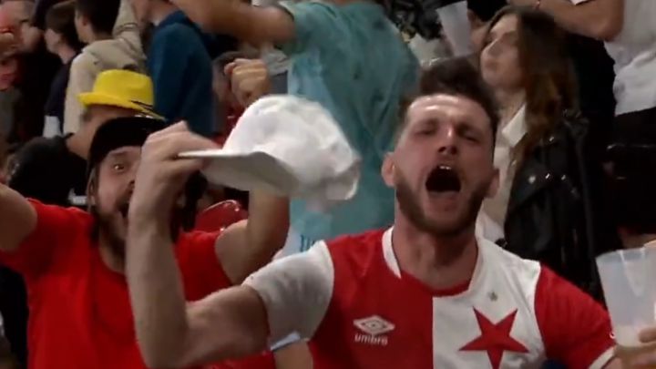 Un fan en la grada se lleva el protagonismo en el despropósito del 2-1: nadie entendió nada