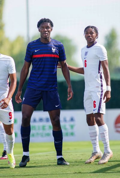 Souleymane Isaak Toure, de Francia, junto a Jamal Baptiste.