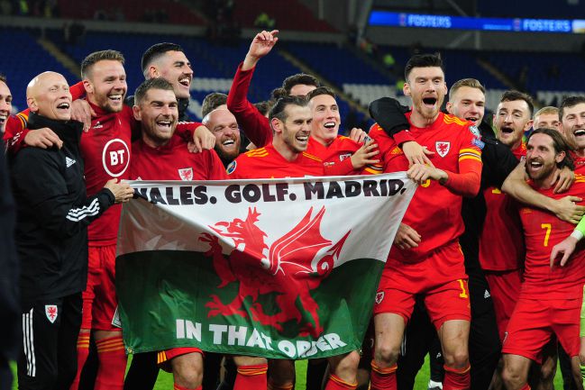 Bale posa con la polémica bandera 'Gales. Golf. Madrid. En ese orden'.