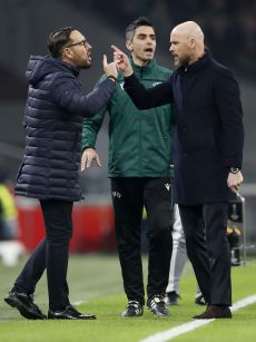 José Bordalás y Erik ten Hag, entrenadores de Getafe y Ajax durante la eliminatoria de la Europa League 2019/2020 discuten en la banda.
