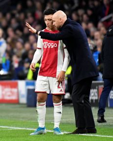 Lisandro Martínez, jugador del Ajax, recibe instrucciones del que fuera su técnico en Ámsterdam, Erik ten Hag, durante un partido.