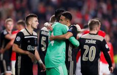 André Onana y Noussair Mazraoui celebran una victoria como jugadores del Ajax con un abrazo.