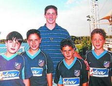 Koke niño le pide una foto a Torres ya ídolo.