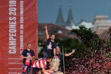 Godín, Gabi, Torres y Koke en Neptuno con la Europa League de 2018.
