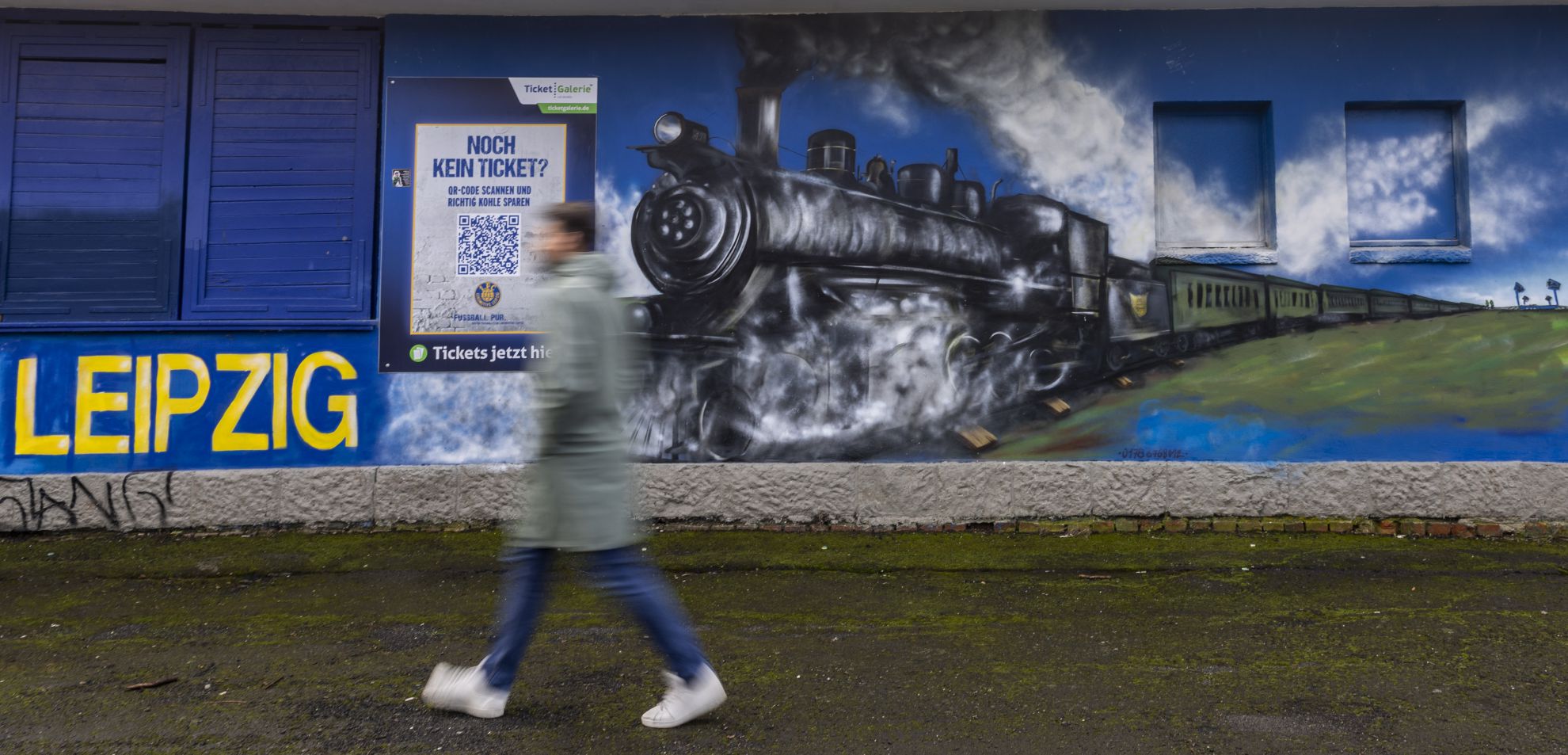 Mural con una locomotora en la entrada del estadio Bruno-Plache.