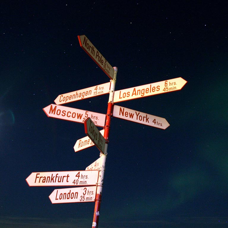 Se?al de distancia a ciudades clave en el aeropuerto de Kangerlussuaq, Groenlandia.