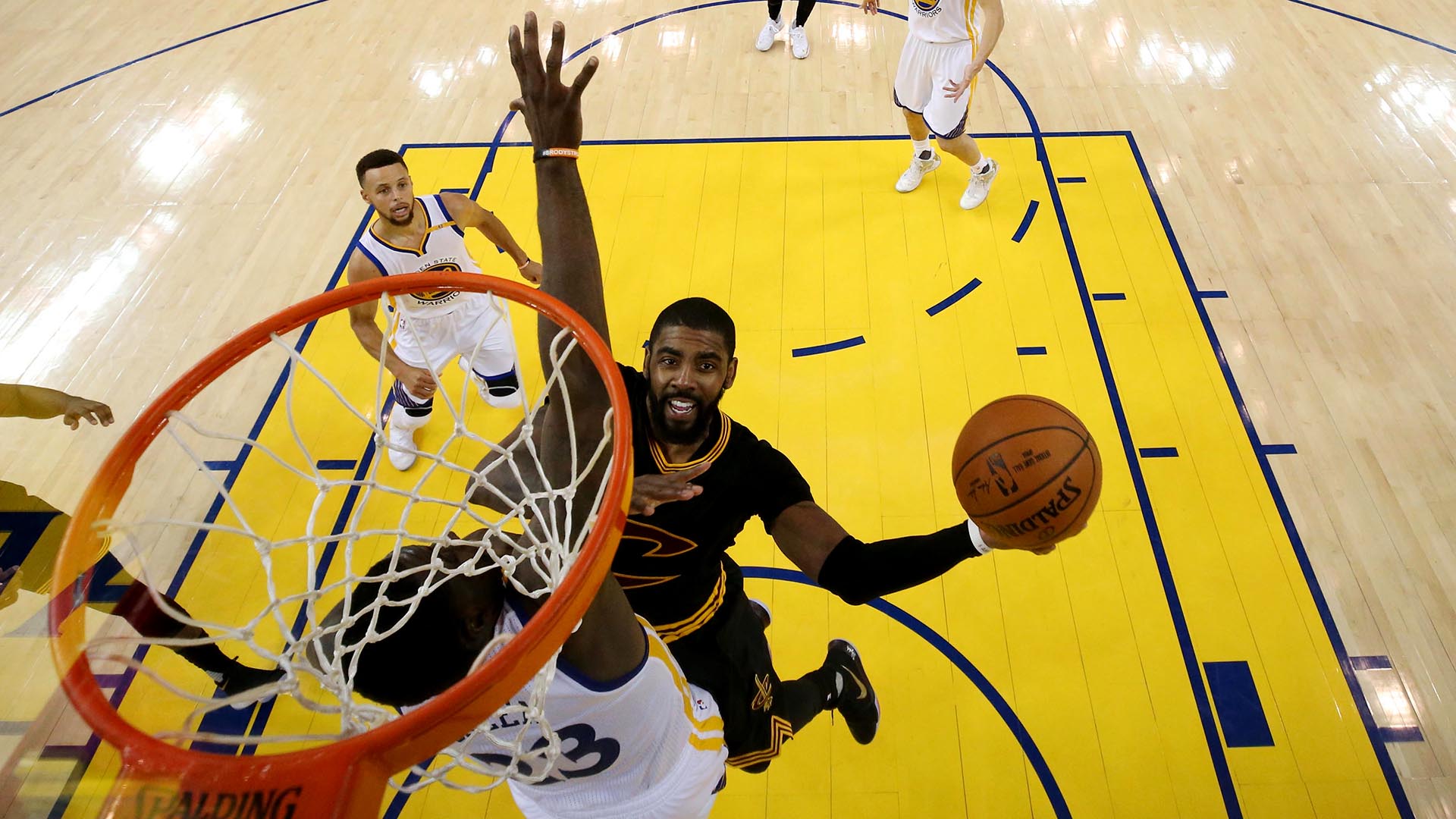Kyrie Irving se eleva sobre Stephen Curry