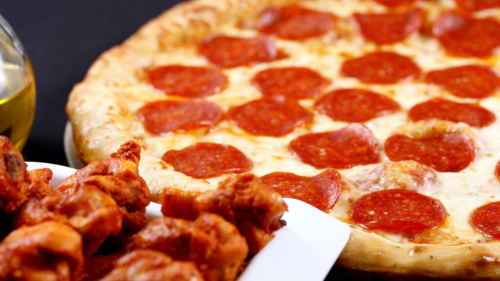La pizza es el platillo favorito para disfrutar del Super Bowl. En Estados Unidos, una de cada siete personas hace un pedido a domicilio durante el domingo del juego, lo que equivale a cerca de 13 millones de cajas de pizza. El segundo platillo más consumido es el pollo, ya sea en alitas o boneless.