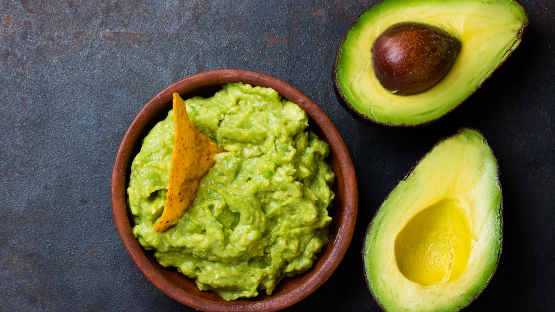 El dip preferido por los estadounidenses es el guacamole. El aguacate mexicano suele ser la gran estrella del evento al dominar las ventas. En 2023, México envió más de 132,000 toneladas de aguacate a la Unión Americana, tan sólo para el Super Bowl.