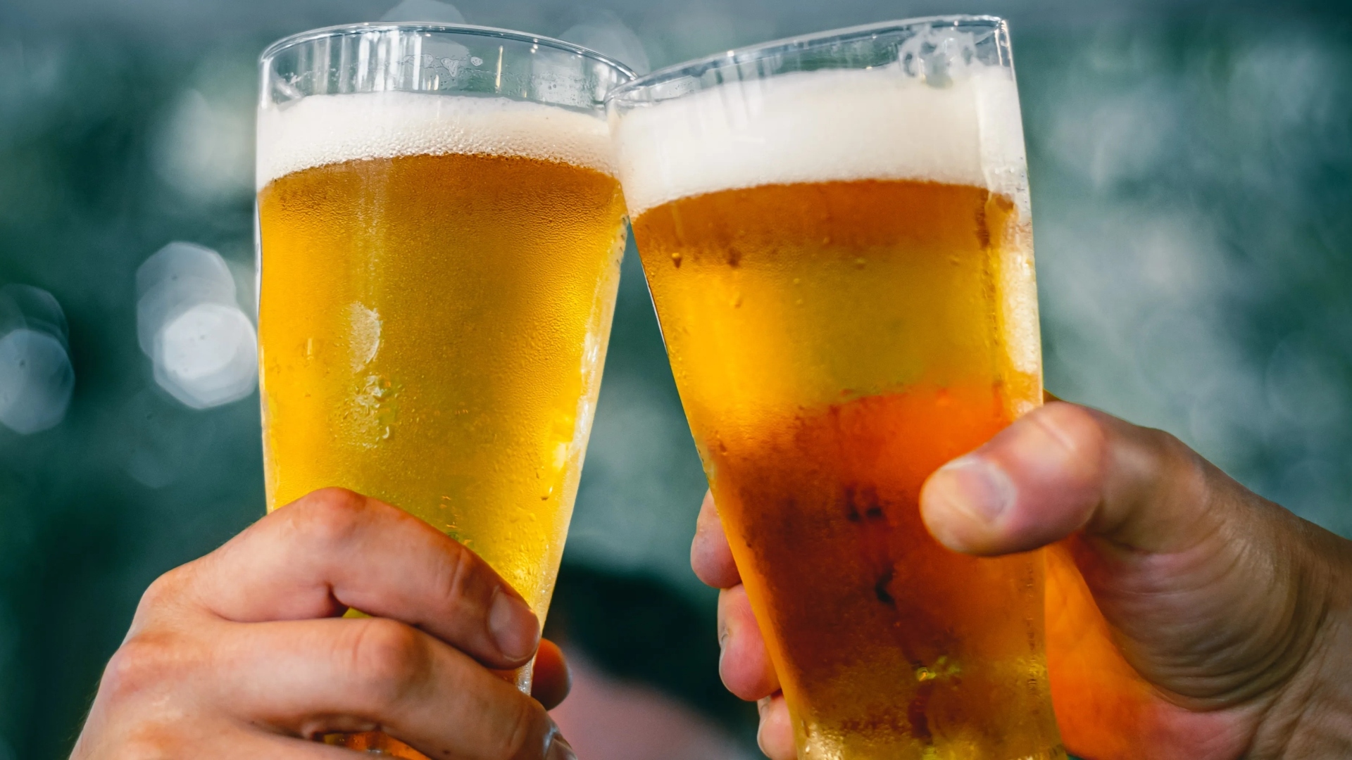 En cuanto a las bebidas, la cerveza es el brebaje por excelencia para todos los juegos del Super Bowl. El segundo lugar lo ocupan las sodas. Actualmente, Modelo Especial se posiciona como la marca de cervezas más vendida en USA, seguida de Bud Light.
