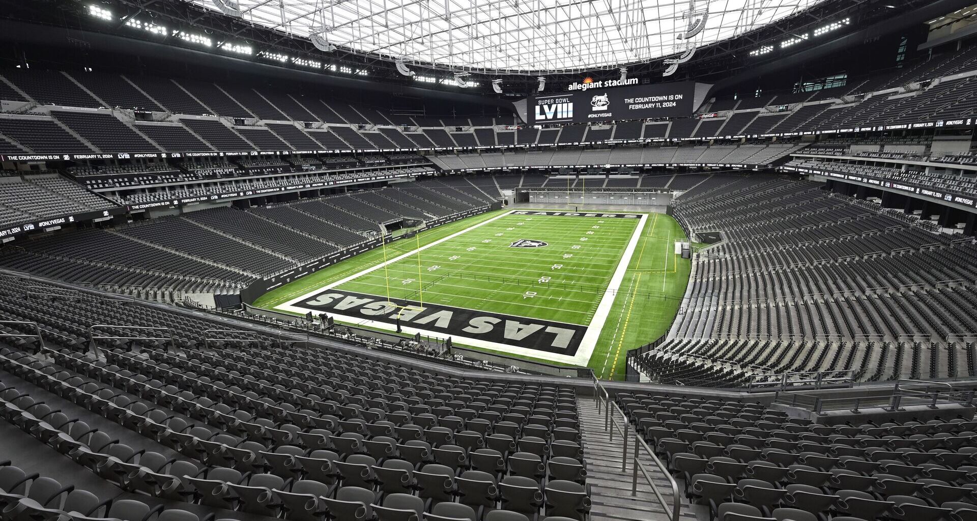 Ubicado junto al famoso Strip de Las Vegas, el Allegiant Stadium, o “The Death Star”, destaca por la llegada de los Raiders de la NFL, que jugaron allí su primer partido el 21 de septiembre del 2020, cuando derrotaron a los New Orleans Saints 34-24.