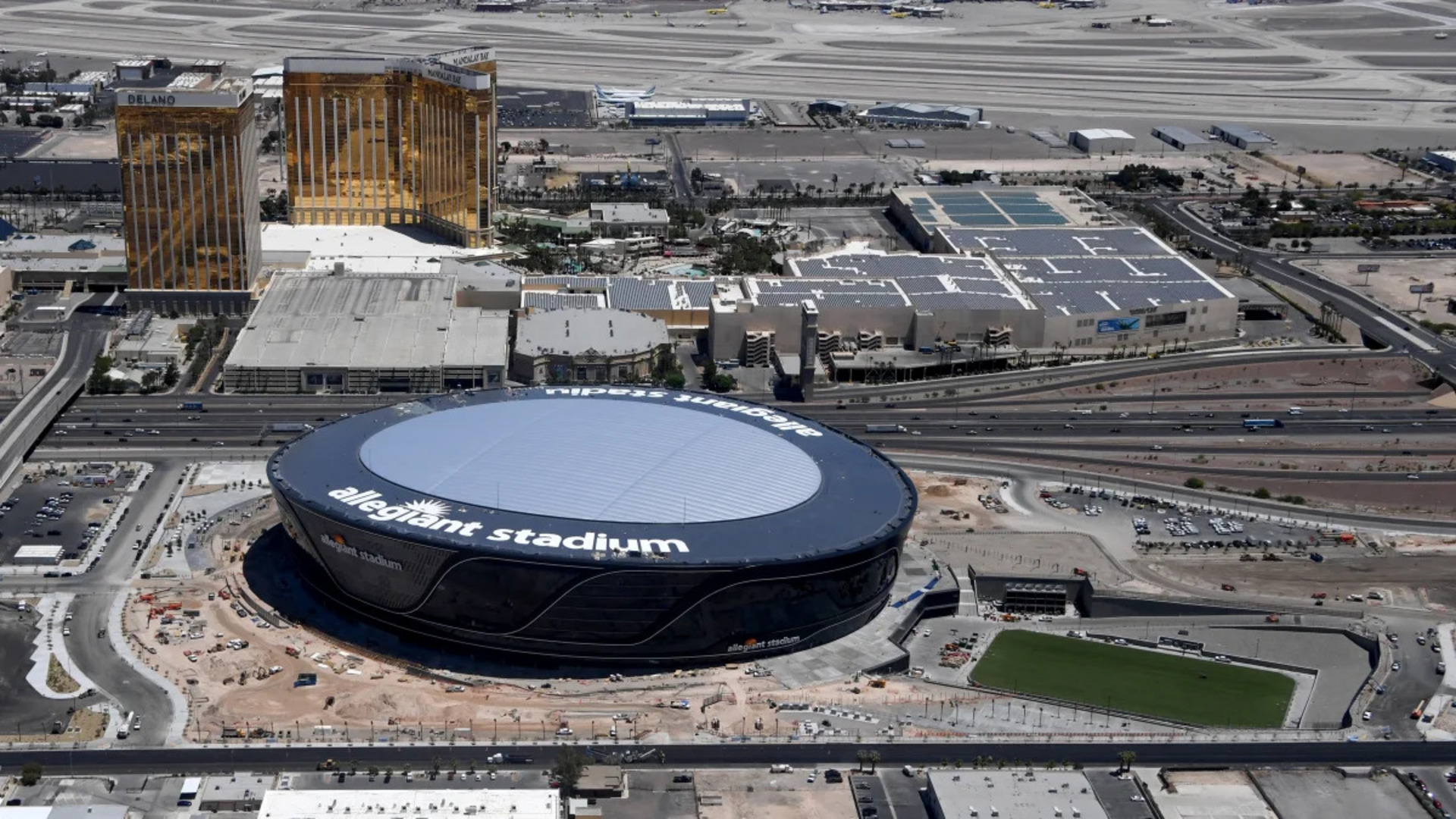 Las Vegas acogerá el gran partido por primera vez. La capital mundial del entretenimiento percibirá una gran derrama económica; Phoenix, sede del Super Bowl en 2023, se benefició con un impacto de 600 millones dólares, cifra que sería mayor en 2024.