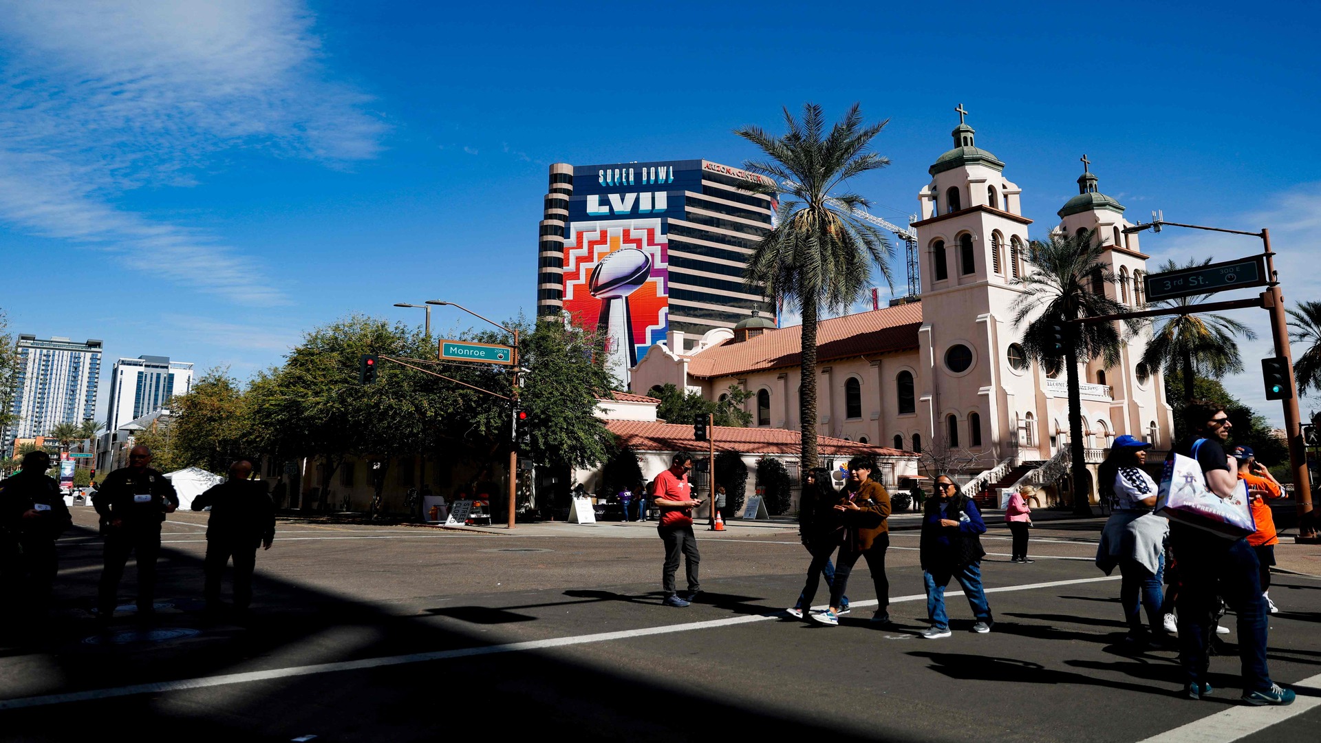 El Instituto de Investigación Seidman afirmó que 150,000 personas viajaron a Phoenix para vivir la experiencia de la final de la NFL. Sólo 68,000 entraron al partido. El estudio estimó que el 80% y el 90% de los asistentes provenían de otros estados.